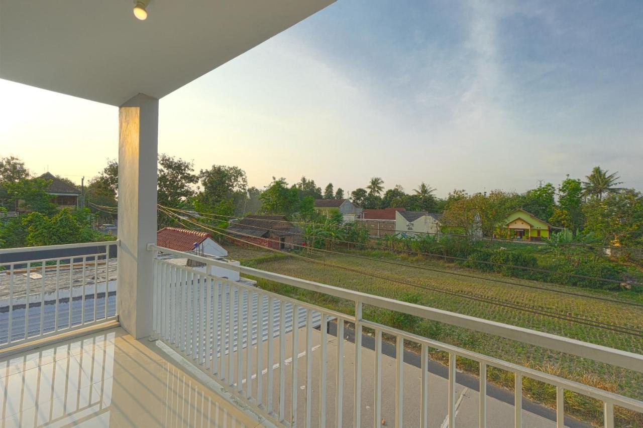 Oyo 1542 Yessy Mansion Hotell Ngabean Eksteriør bilde